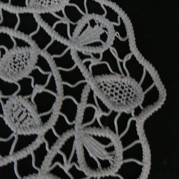 Stunning old fashioned crochet doily - Picture 5 of 6